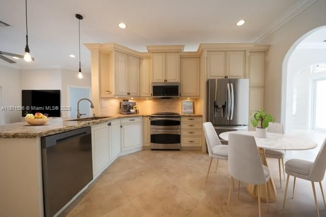 Recently Sold: $929,000 (4 beds, 2 baths, 2276 Square Feet)