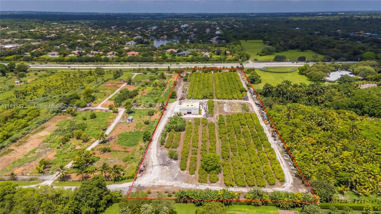 En Venta: $6,300,000 (8.90 acres)