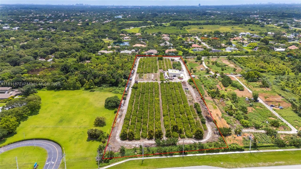 En Venta: $6,300,000 (8.90 acres)