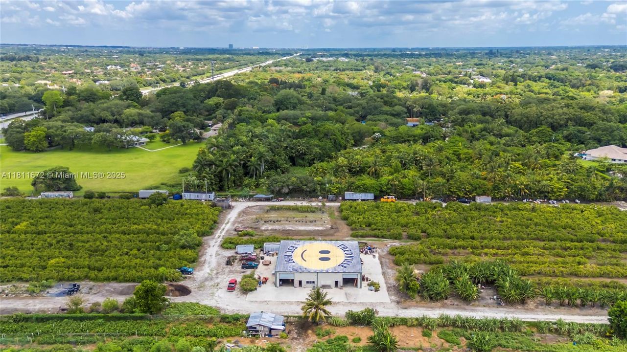 En Venta: $6,300,000 (8.90 acres)