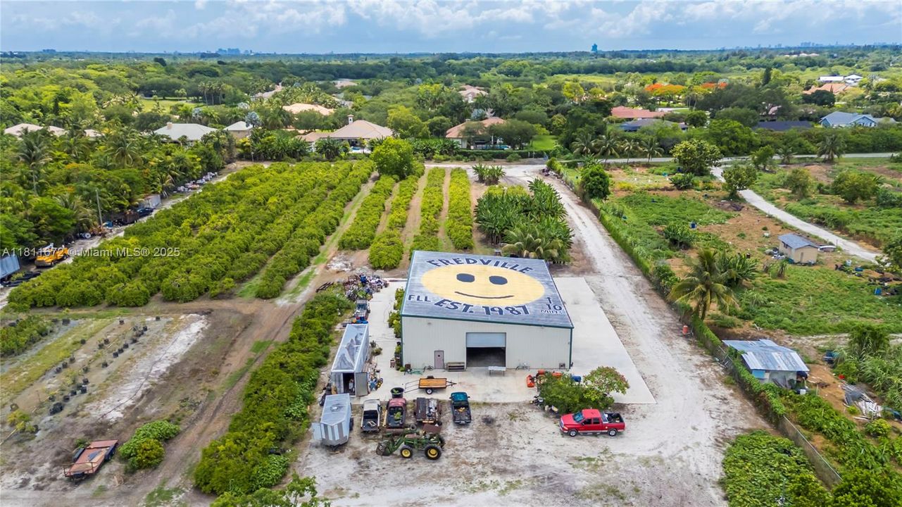 En Venta: $6,300,000 (8.90 acres)