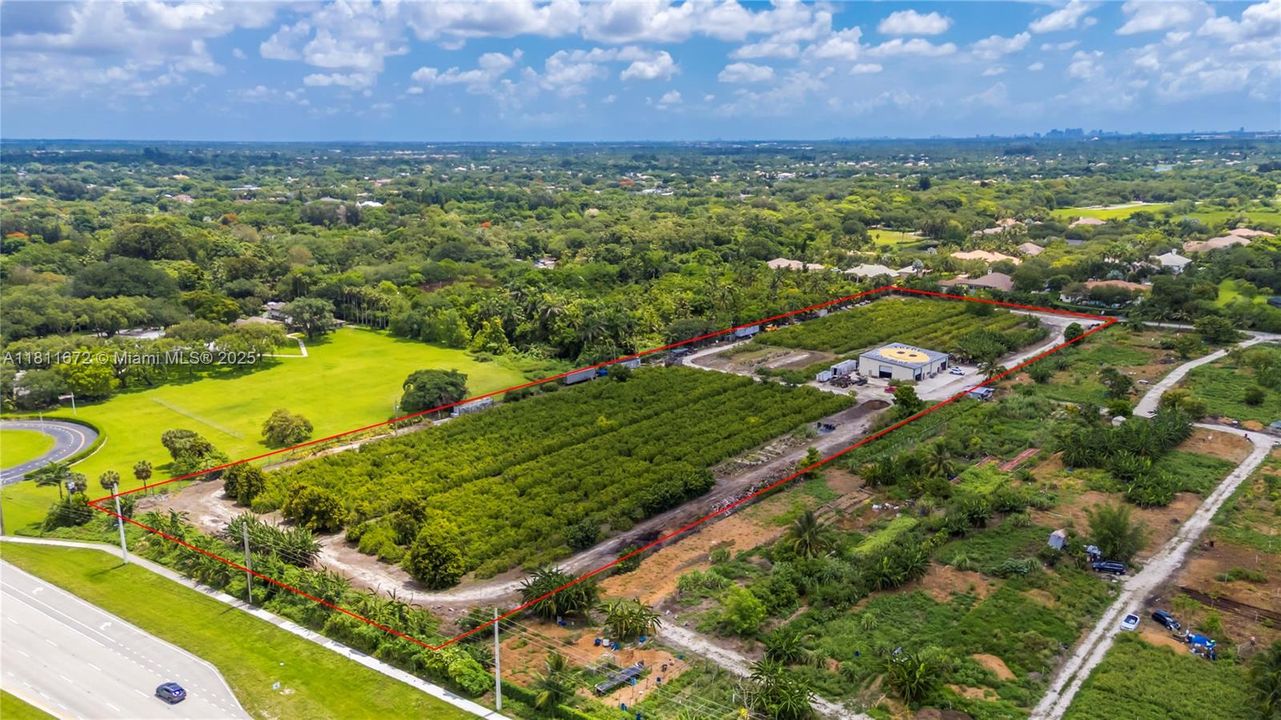 En Venta: $6,300,000 (8.90 acres)