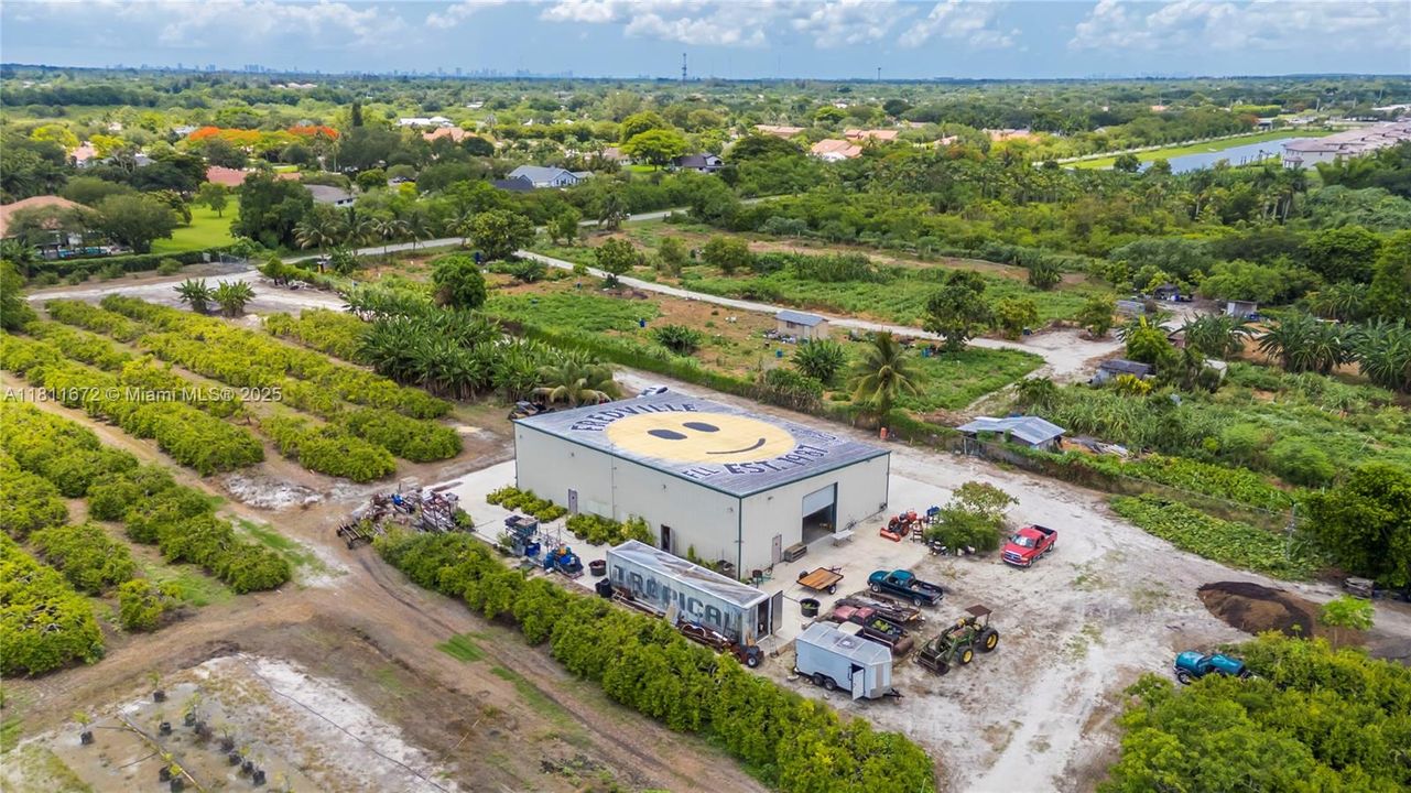 En Venta: $6,300,000 (8.90 acres)