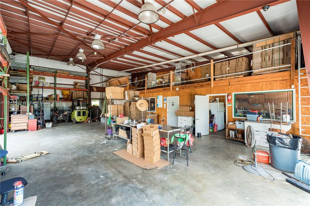 En Venta: $6,300,000 (8.90 acres)