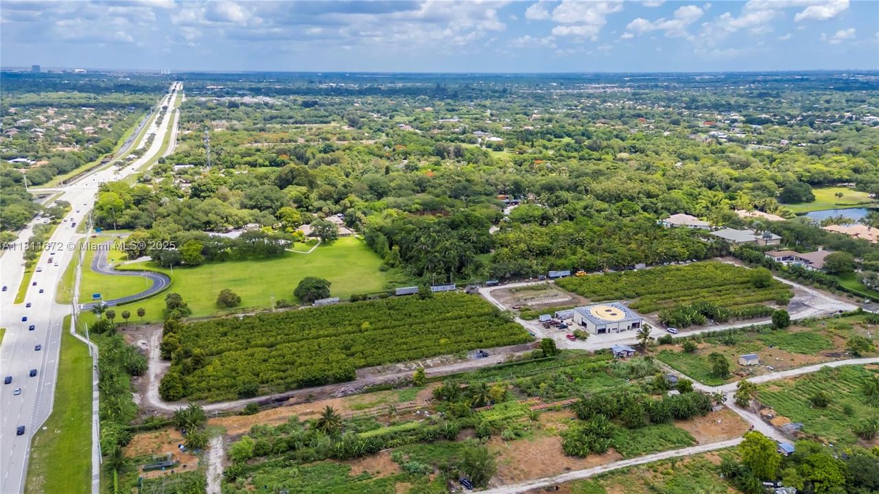 En Venta: $6,300,000 (8.90 acres)