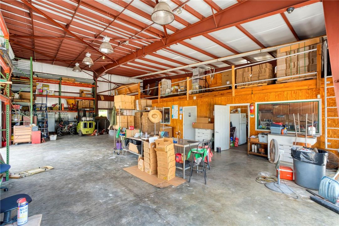 En Venta: $6,300,000 (8.90 acres)