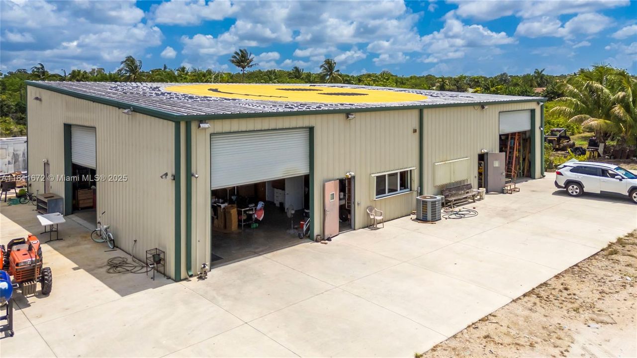 En Venta: $6,300,000 (8.90 acres)