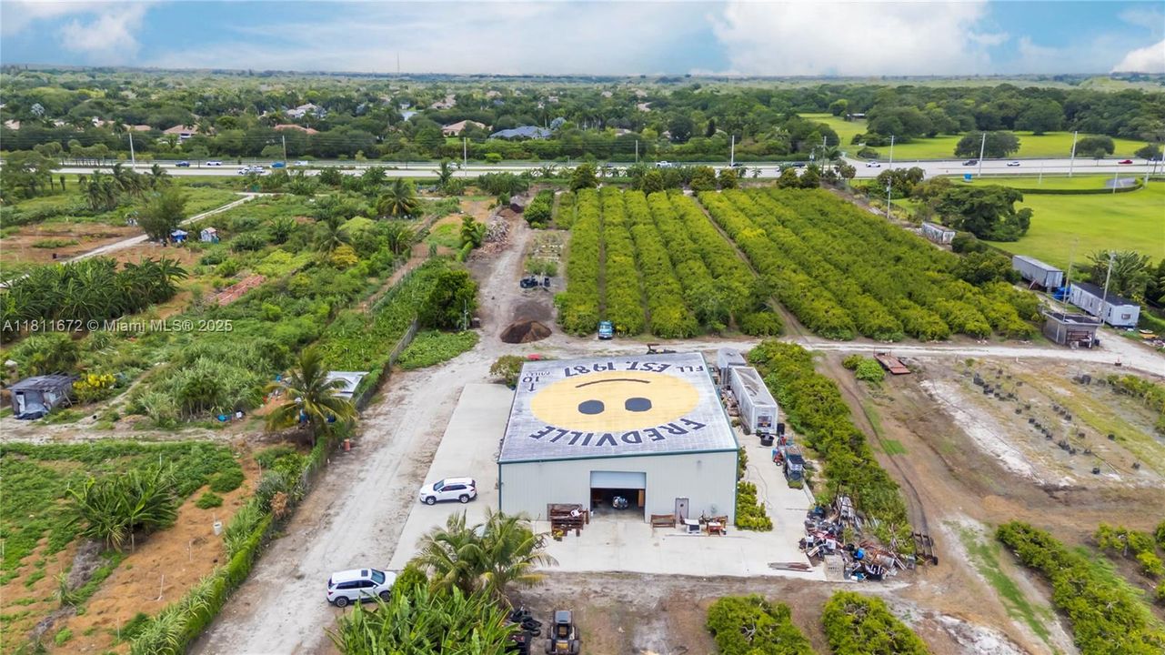 En Venta: $6,300,000 (8.90 acres)