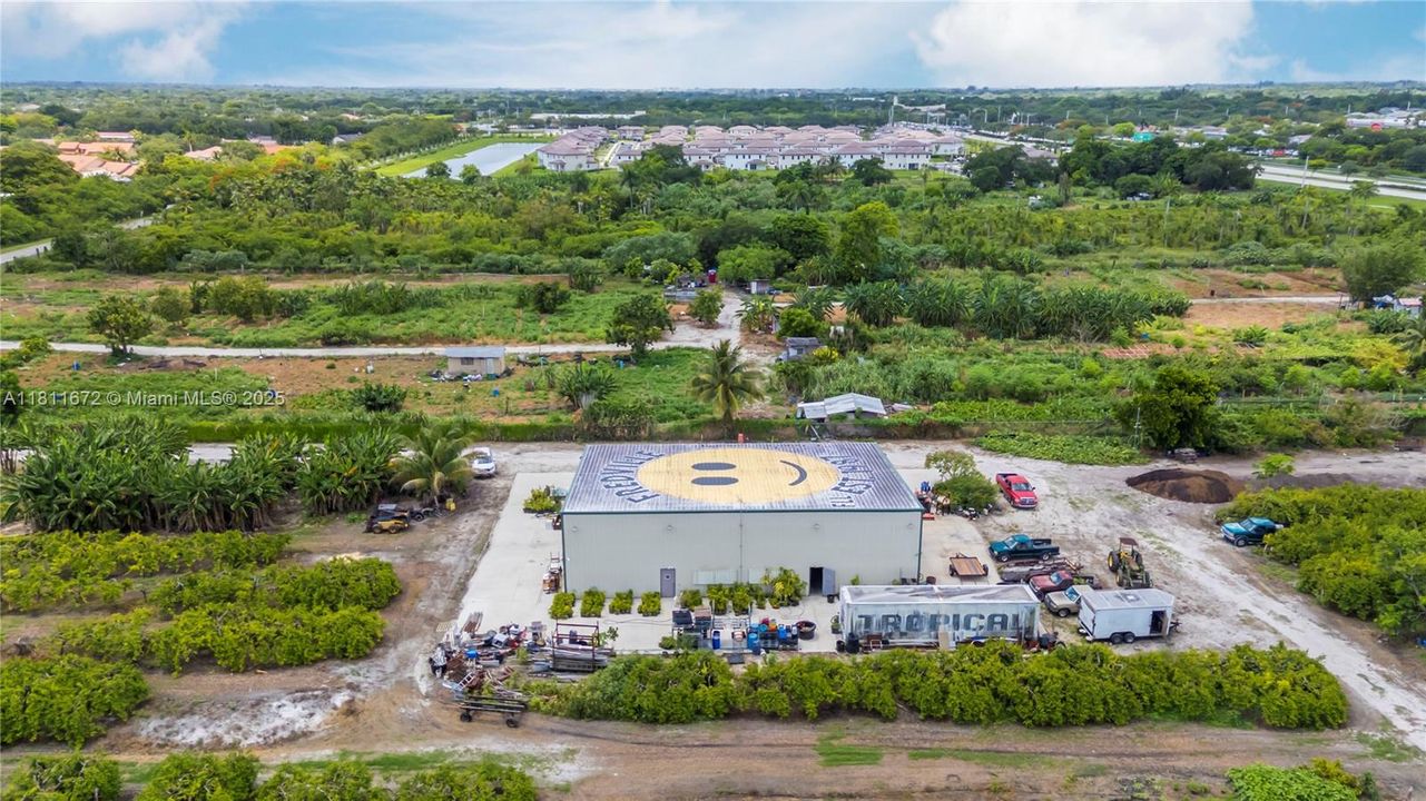 En Venta: $6,300,000 (8.90 acres)