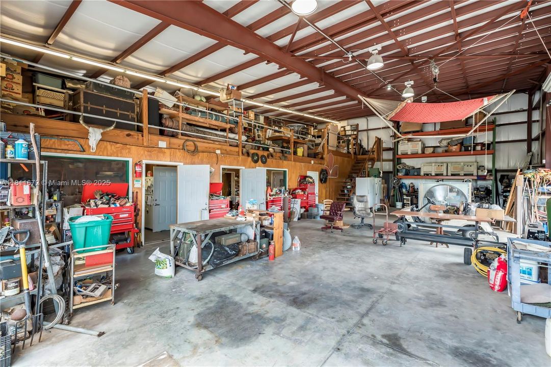 En Venta: $6,300,000 (8.90 acres)