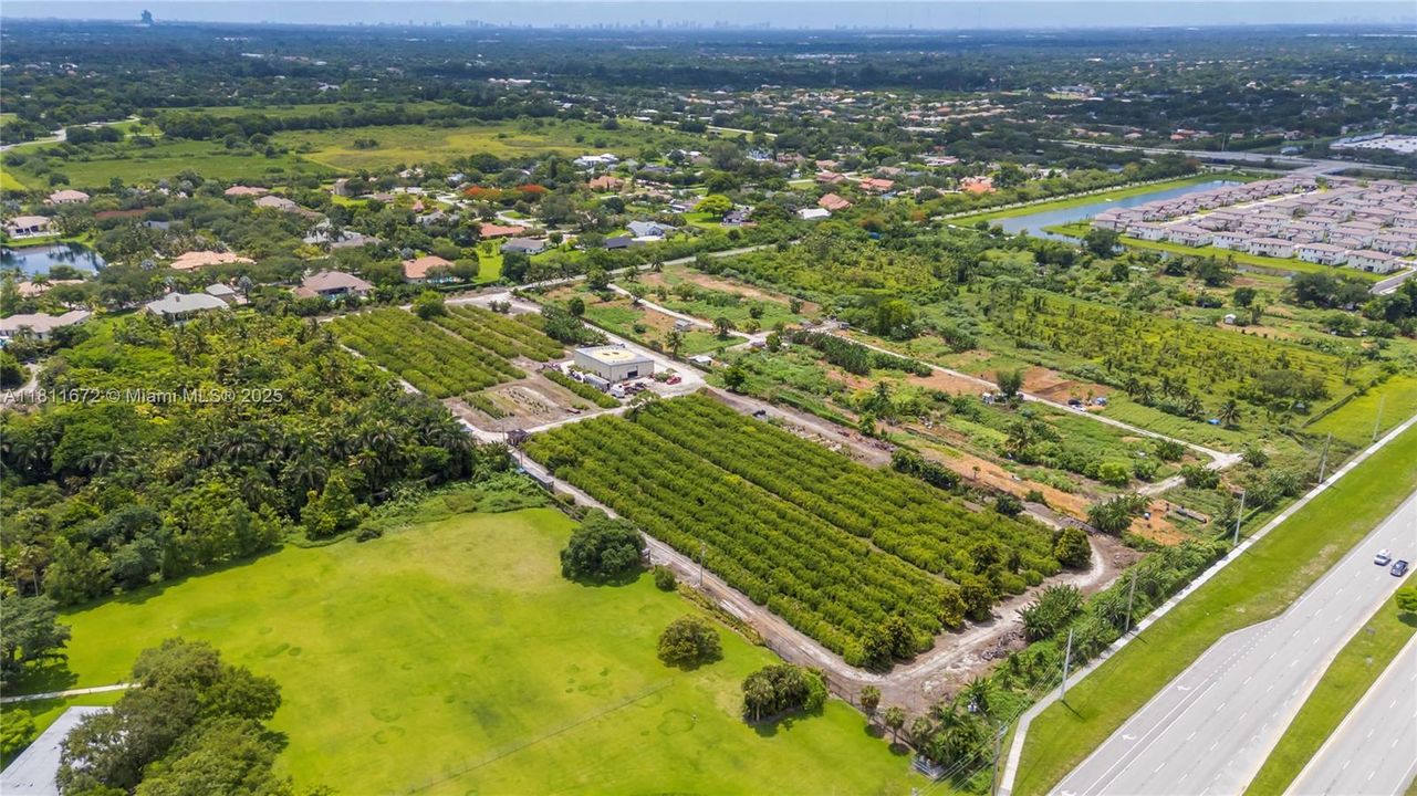 En Venta: $6,300,000 (8.90 acres)