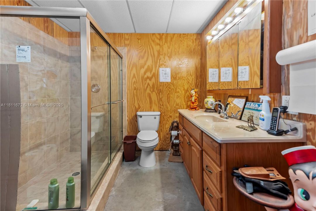 En Venta: $6,300,000 (8.90 acres)