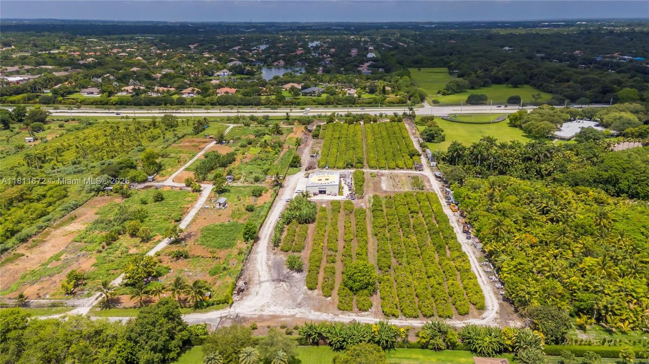 En Venta: $6,300,000 (8.90 acres)