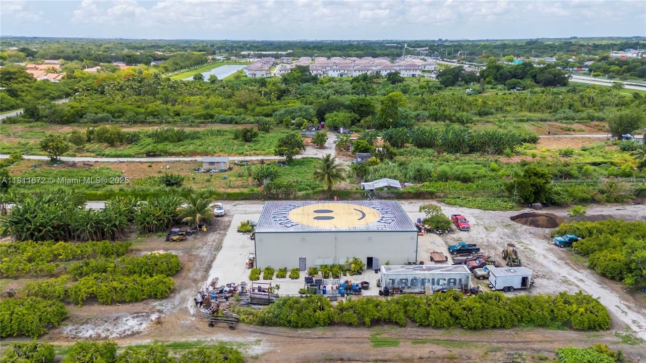 En Venta: $6,300,000 (8.90 acres)