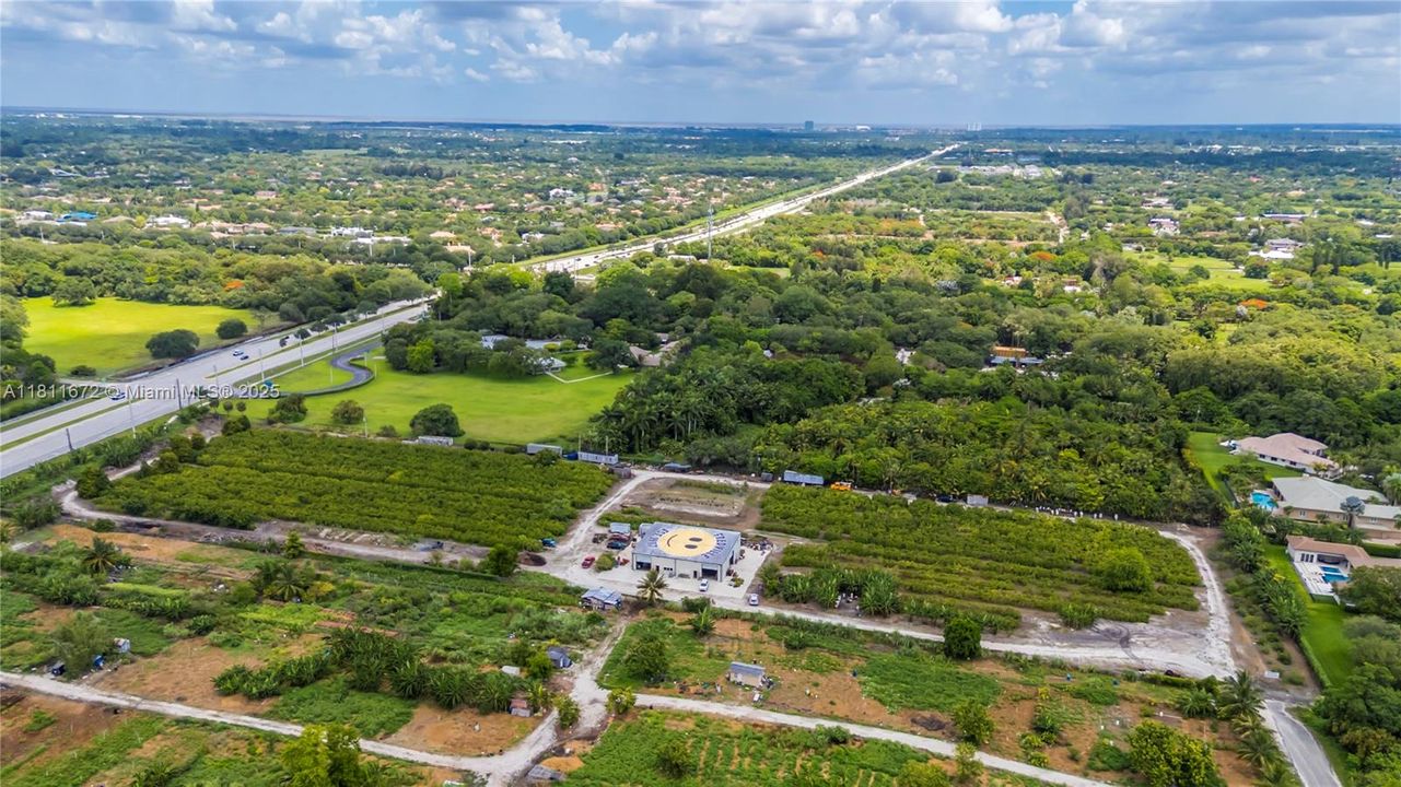 En Venta: $6,300,000 (8.90 acres)