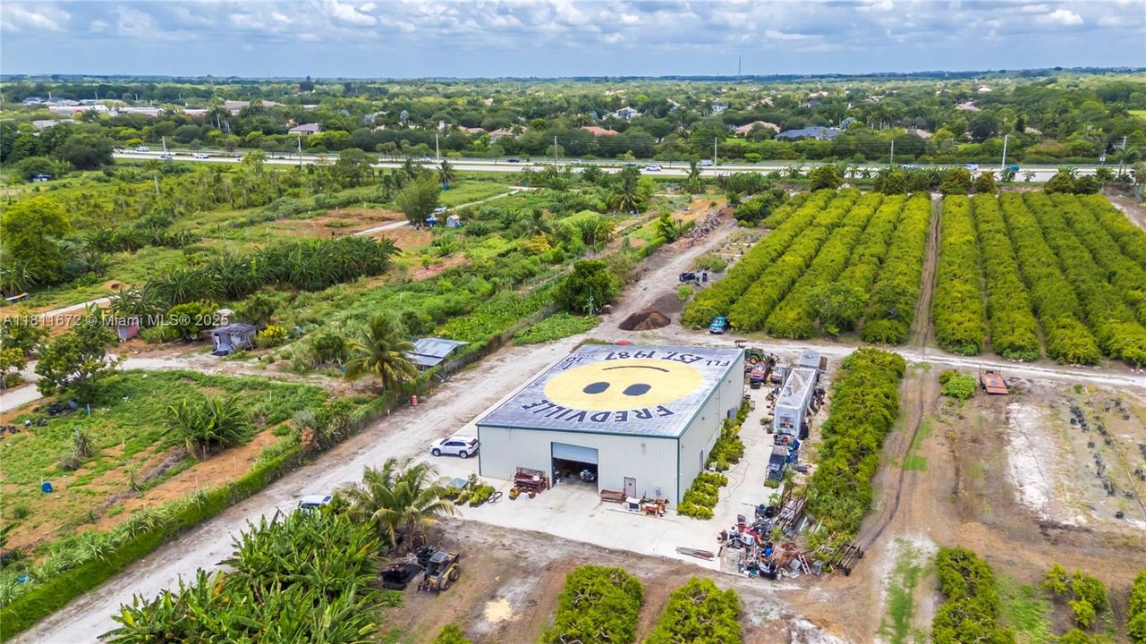 En Venta: $6,300,000 (8.90 acres)