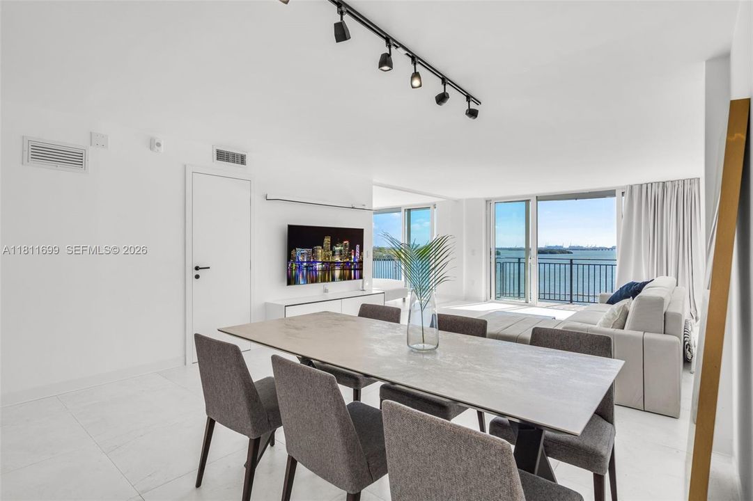 En Venta: $439,000 (1 camas, 2 baños, 1042 Pies cuadrados)