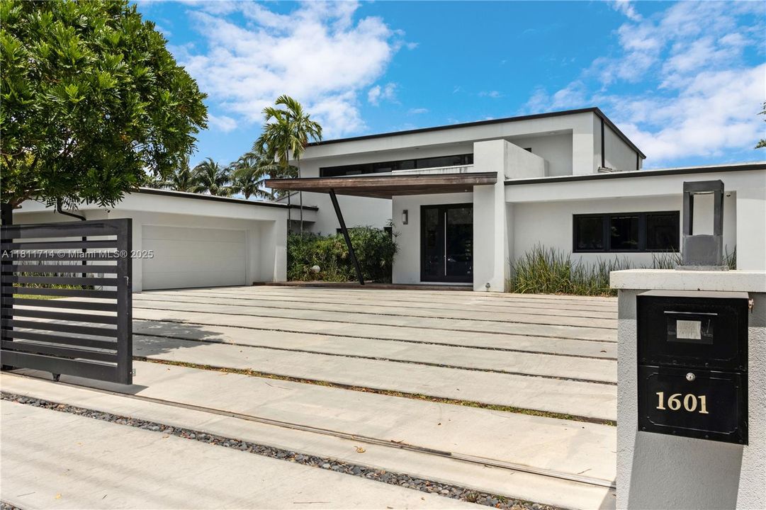 For Sale: $4,750,000 (6 beds, 7 baths, 5431 Square Feet)