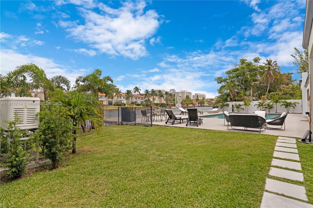 For Sale: $4,750,000 (6 beds, 7 baths, 5431 Square Feet)