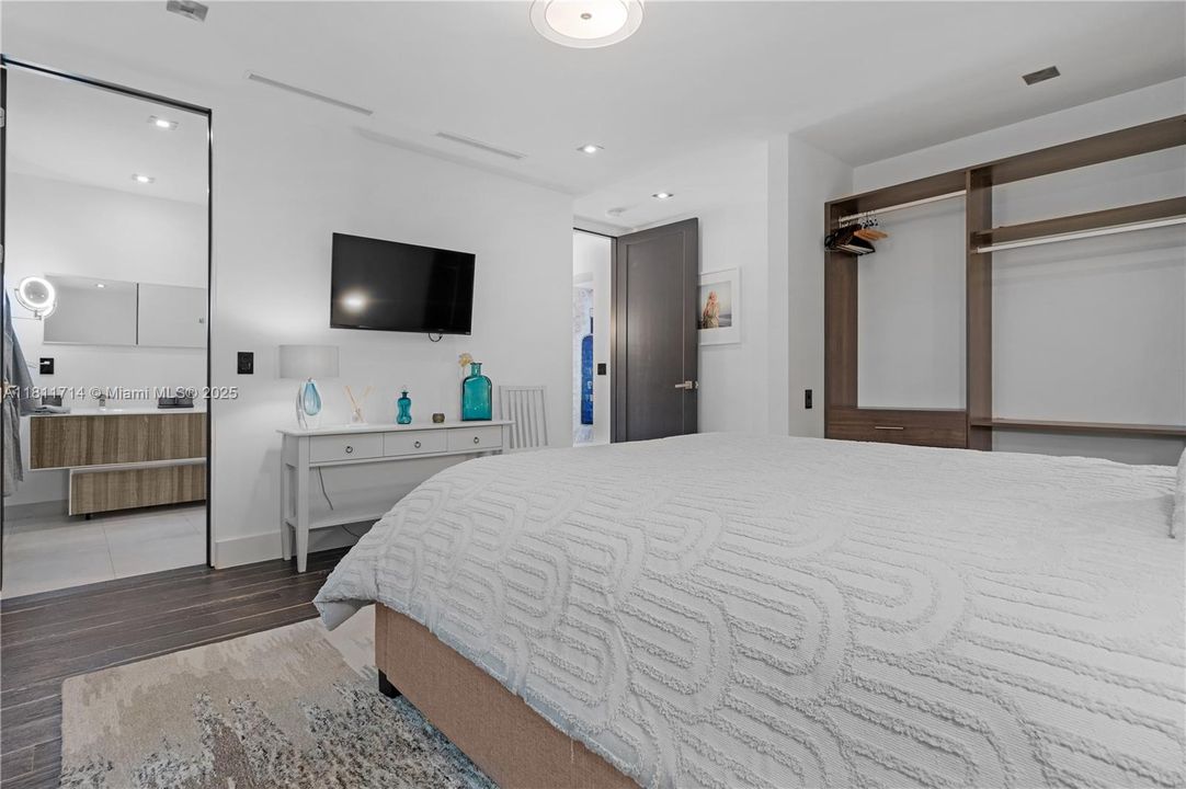 For Sale: $4,750,000 (6 beds, 7 baths, 5431 Square Feet)