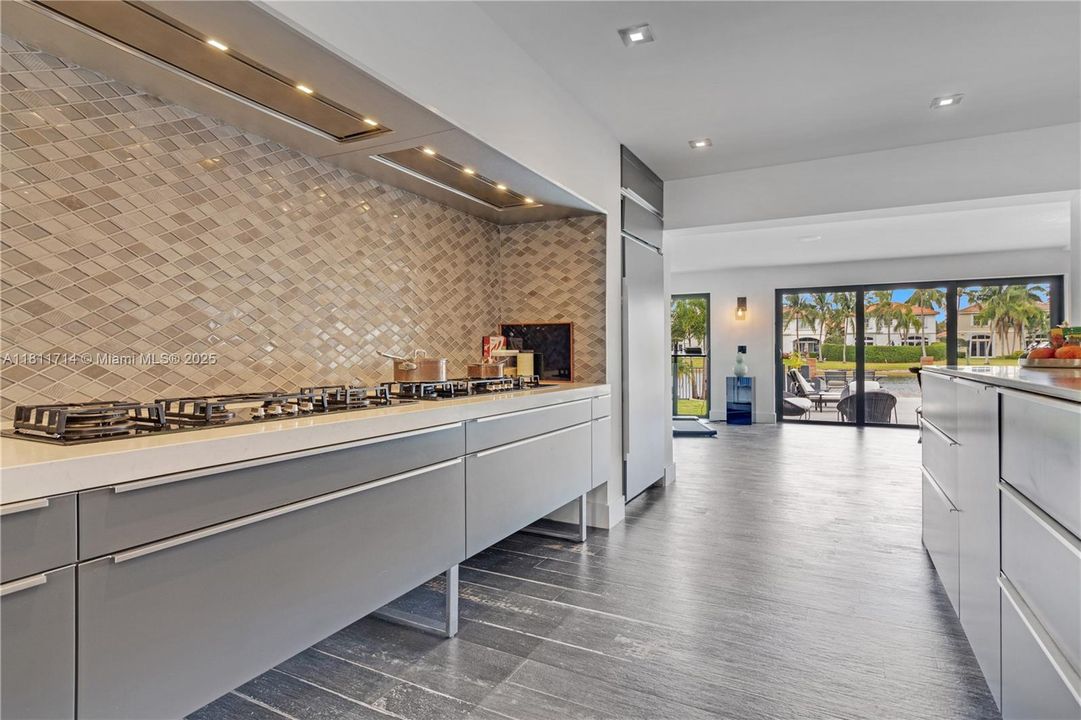 For Sale: $4,750,000 (6 beds, 7 baths, 5431 Square Feet)