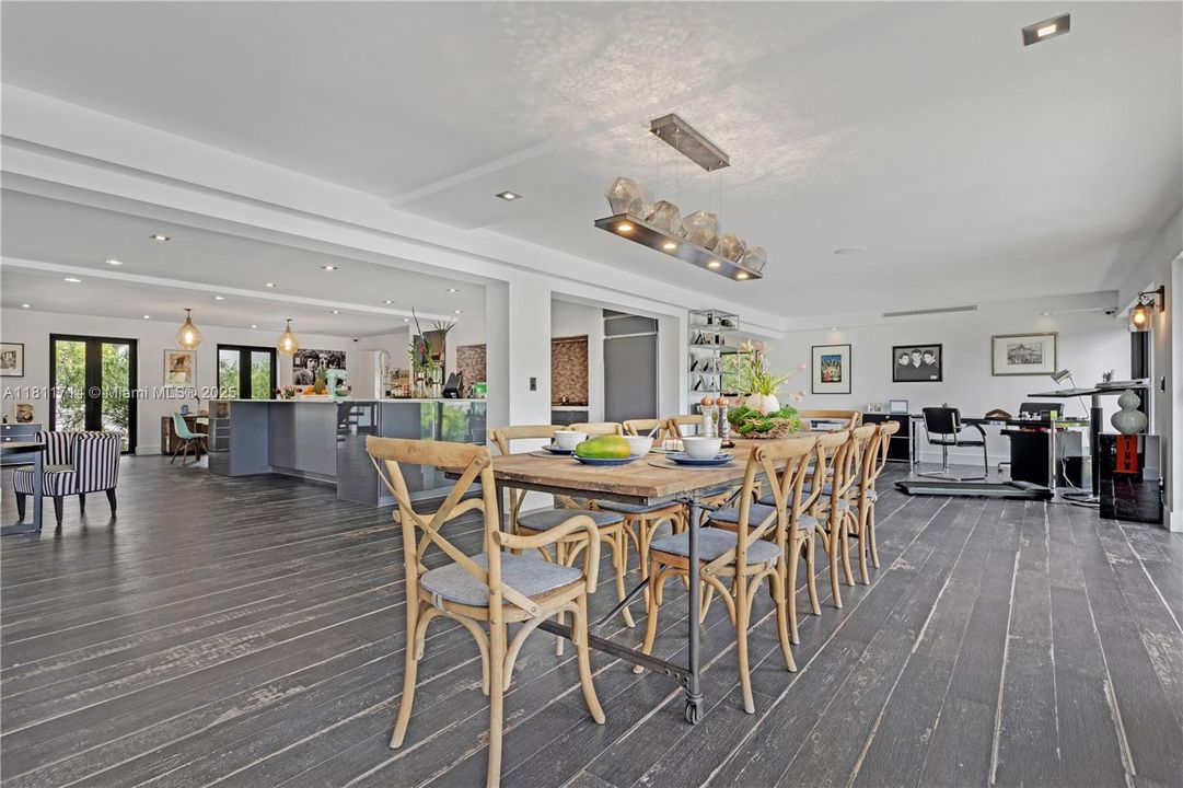 For Sale: $4,750,000 (6 beds, 7 baths, 5431 Square Feet)
