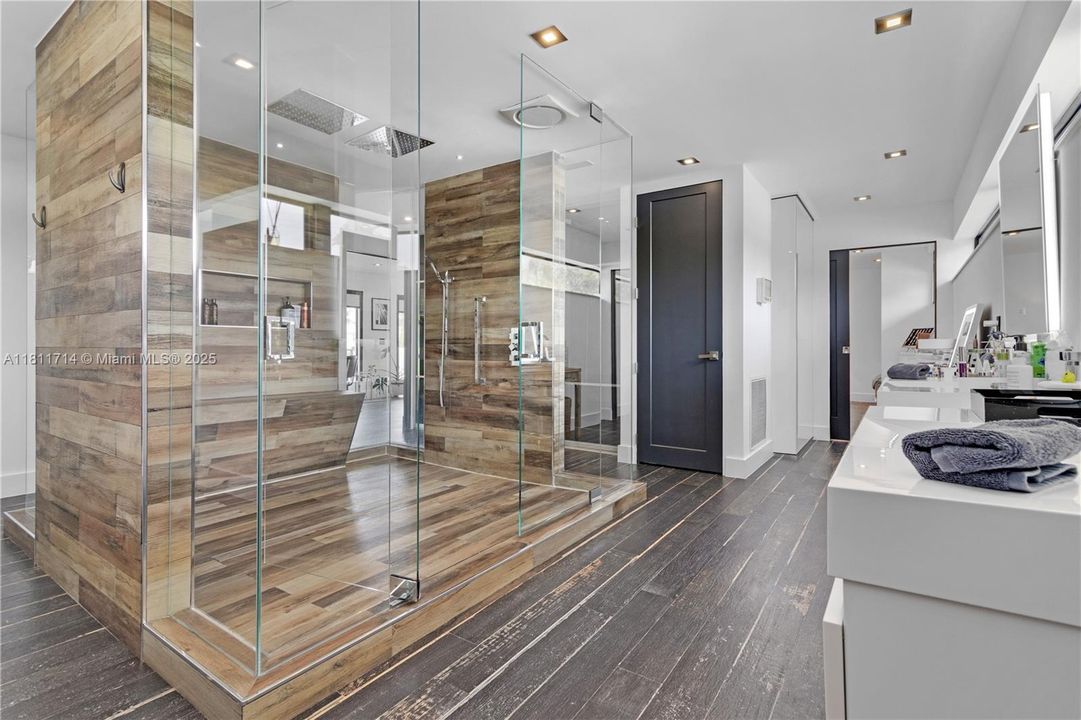 For Sale: $4,750,000 (6 beds, 7 baths, 5431 Square Feet)