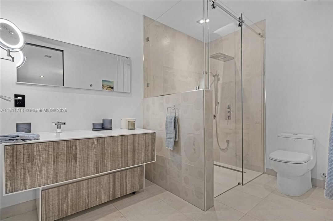 For Sale: $4,750,000 (6 beds, 7 baths, 5431 Square Feet)
