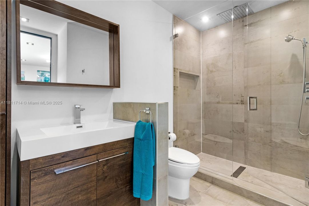 For Sale: $4,750,000 (6 beds, 7 baths, 5431 Square Feet)