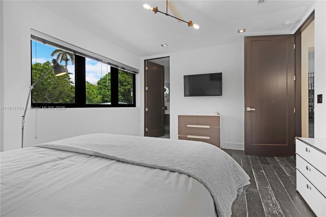 For Sale: $4,750,000 (6 beds, 7 baths, 5431 Square Feet)