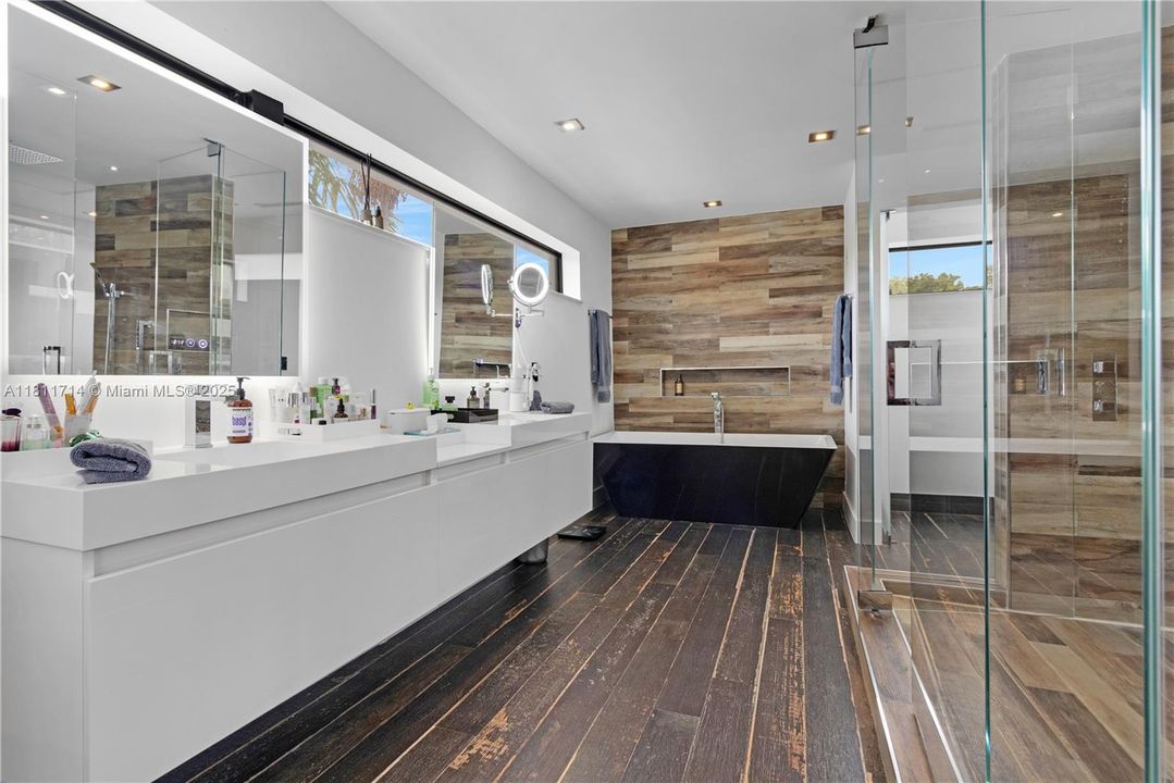 For Sale: $4,750,000 (6 beds, 7 baths, 5431 Square Feet)