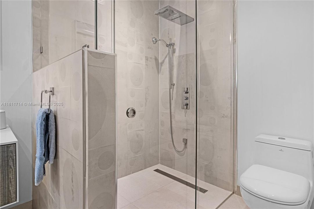 For Sale: $4,750,000 (6 beds, 7 baths, 5431 Square Feet)