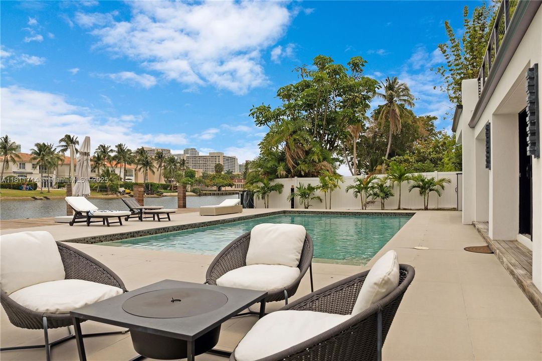 For Sale: $4,750,000 (6 beds, 7 baths, 5431 Square Feet)