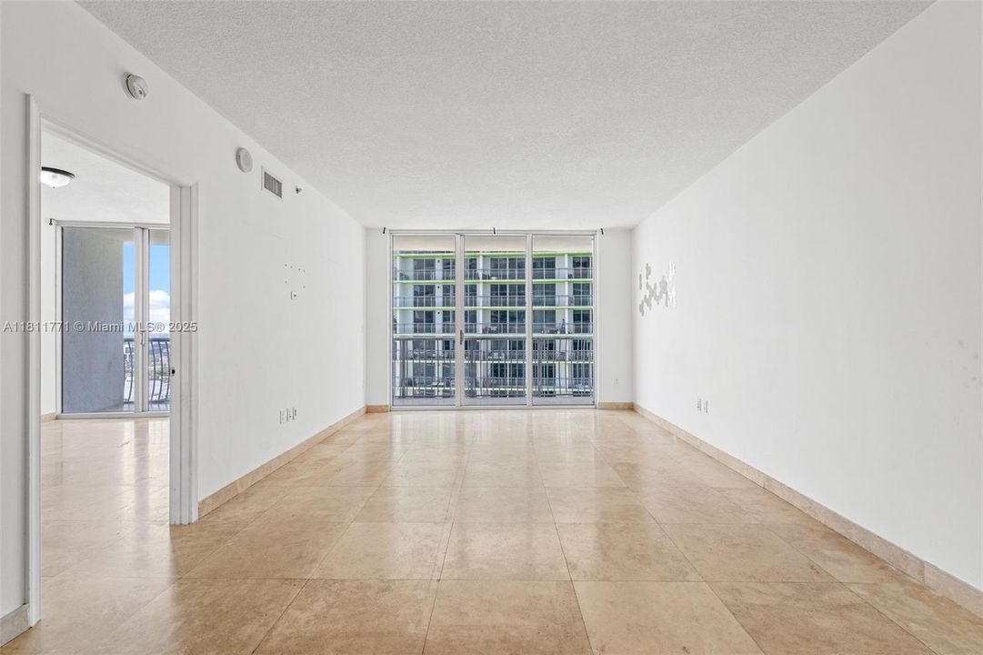 待售: $279,900 (1 贝兹, 1 浴室, 825 平方英尺)