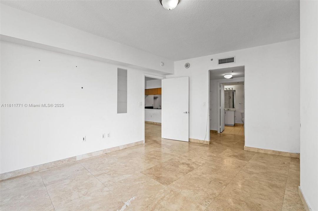 待售: $279,900 (1 贝兹, 1 浴室, 825 平方英尺)