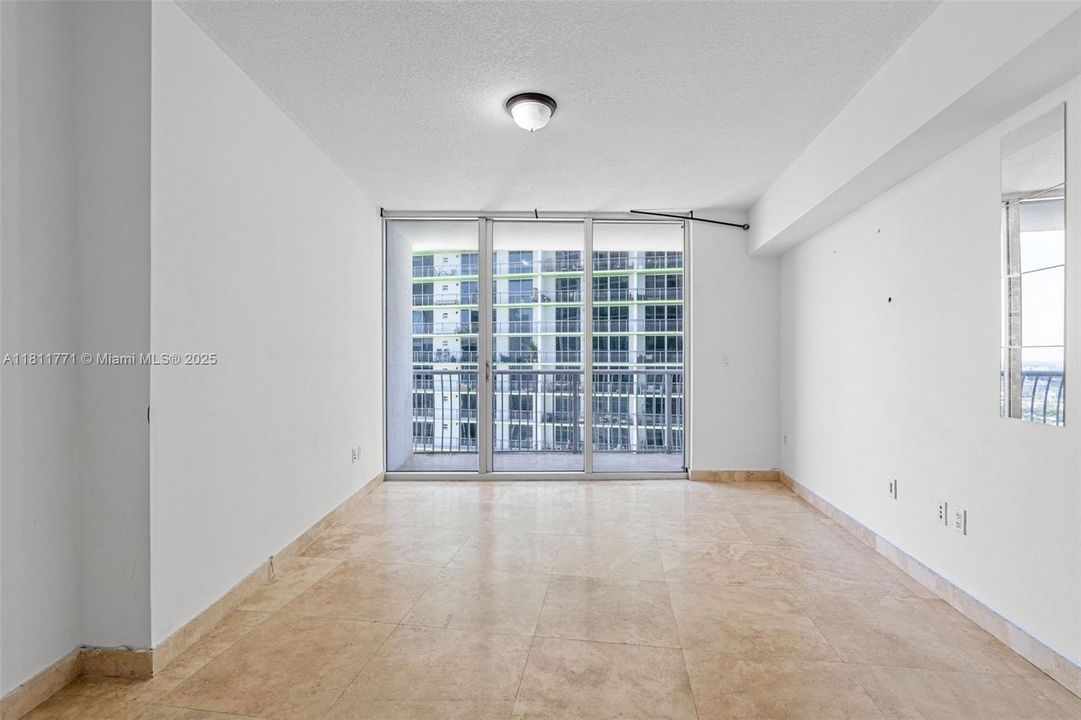 待售: $279,900 (1 贝兹, 1 浴室, 825 平方英尺)