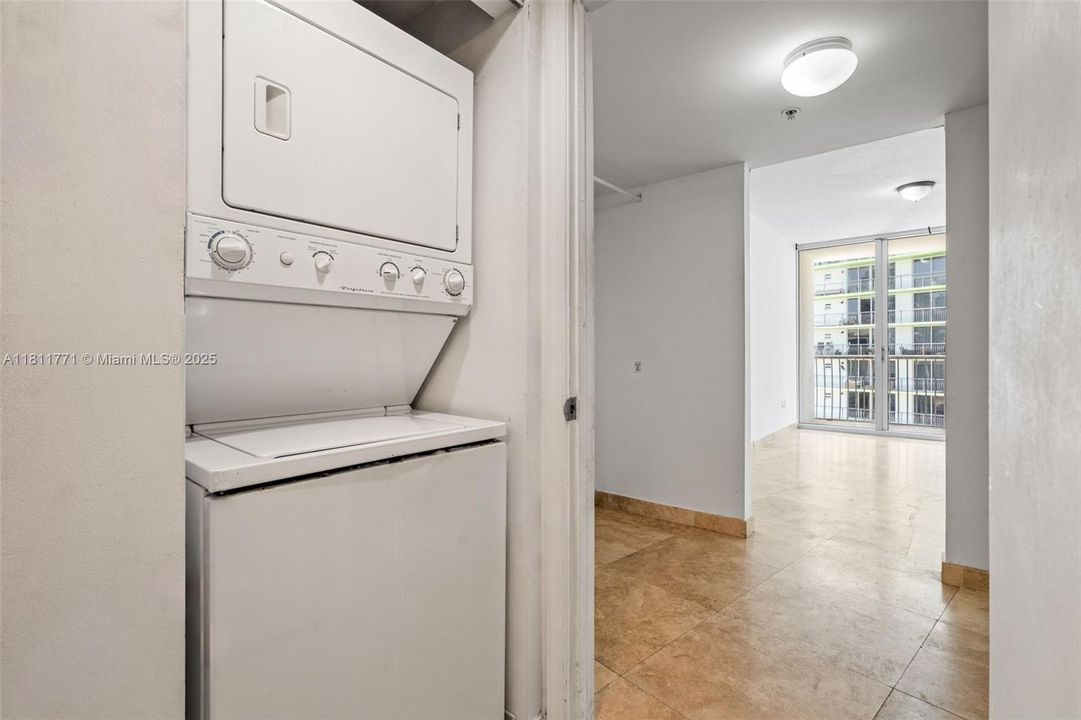 待售: $279,900 (1 贝兹, 1 浴室, 825 平方英尺)