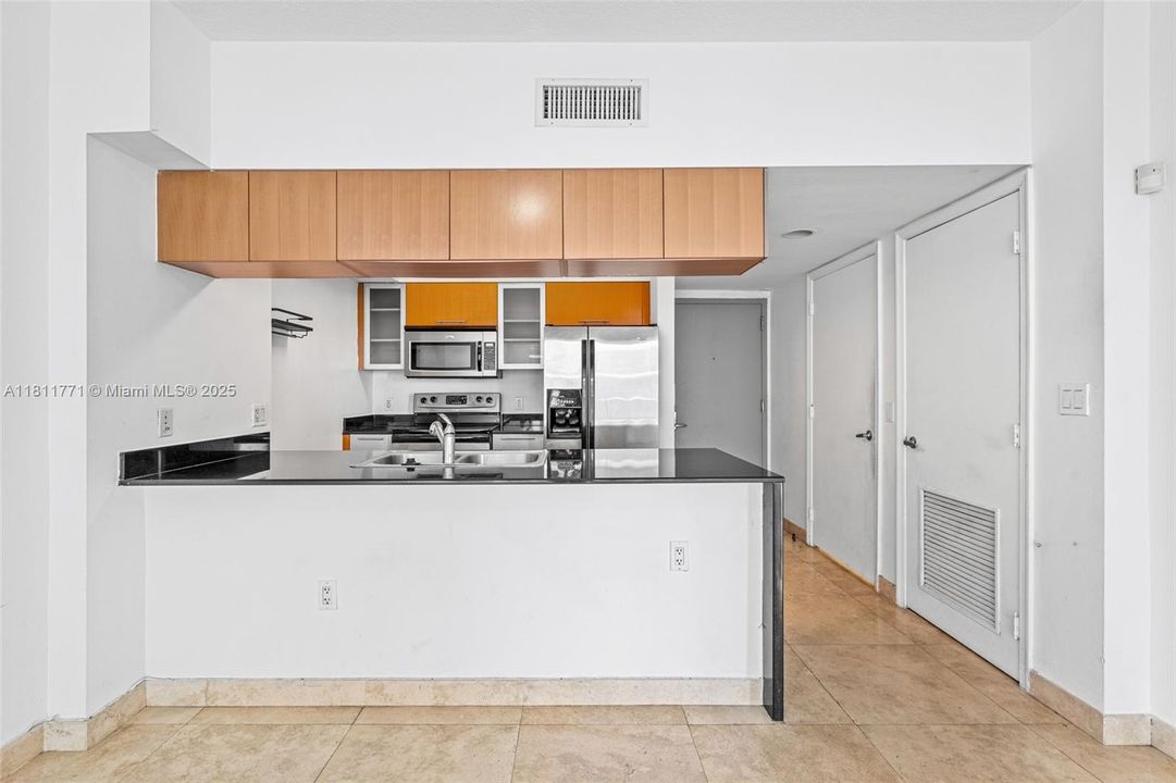 待售: $279,900 (1 贝兹, 1 浴室, 825 平方英尺)