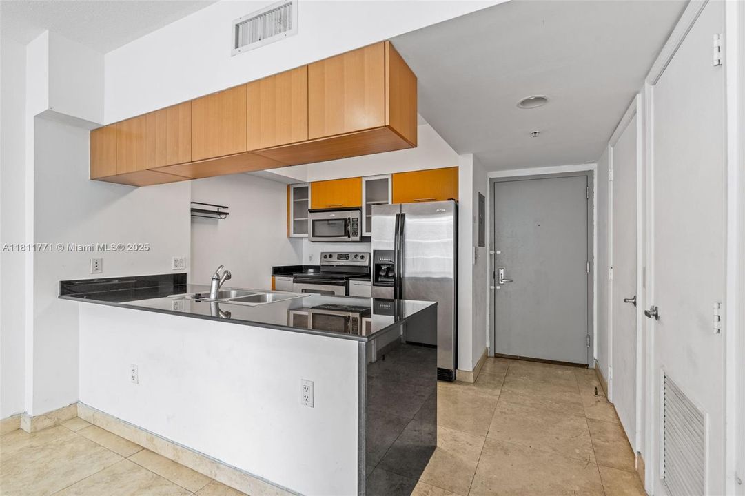 待售: $279,900 (1 贝兹, 1 浴室, 825 平方英尺)