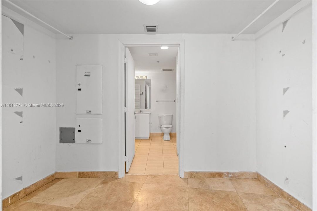 待售: $279,900 (1 贝兹, 1 浴室, 825 平方英尺)