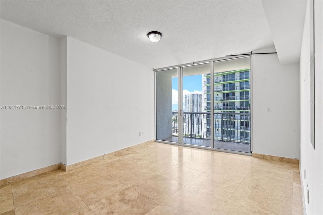 待售: $279,900 (1 贝兹, 1 浴室, 825 平方英尺)