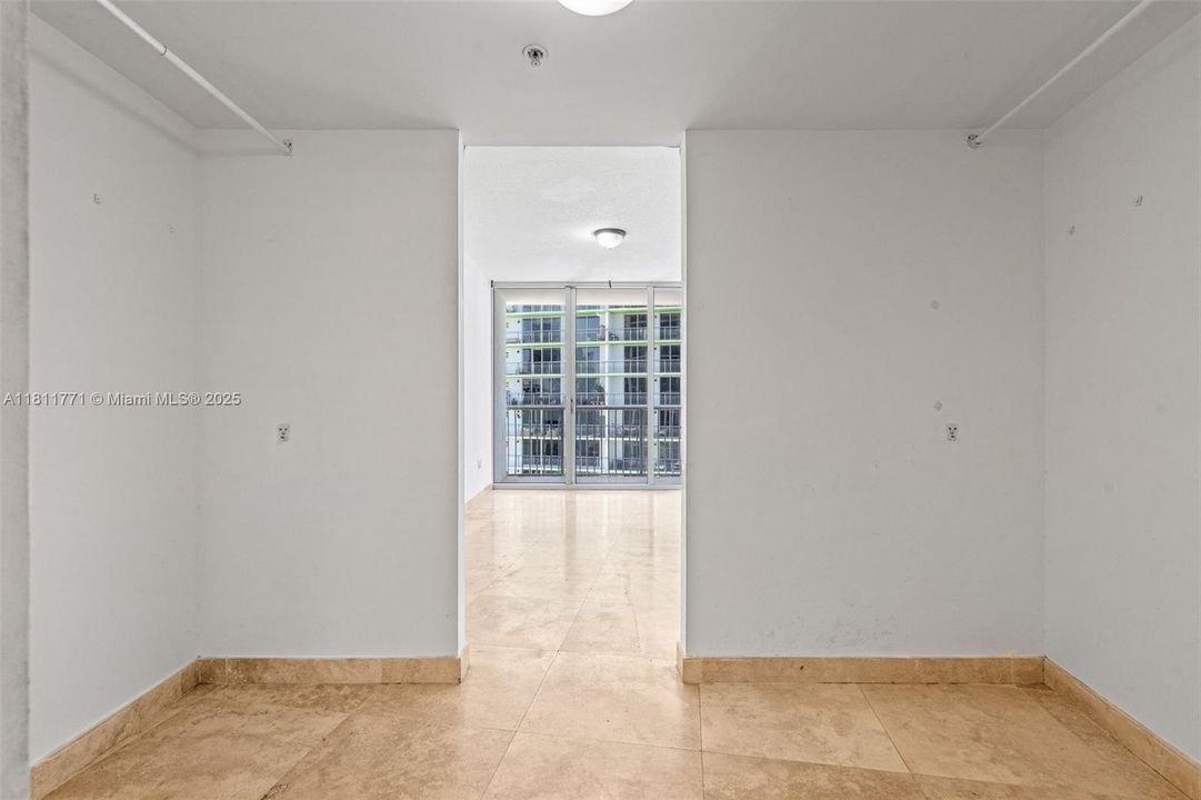 待售: $279,900 (1 贝兹, 1 浴室, 825 平方英尺)