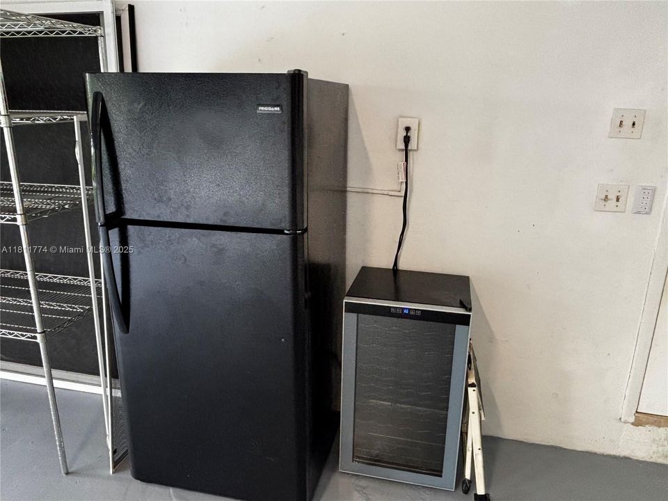 Extra fridge / wine cellar