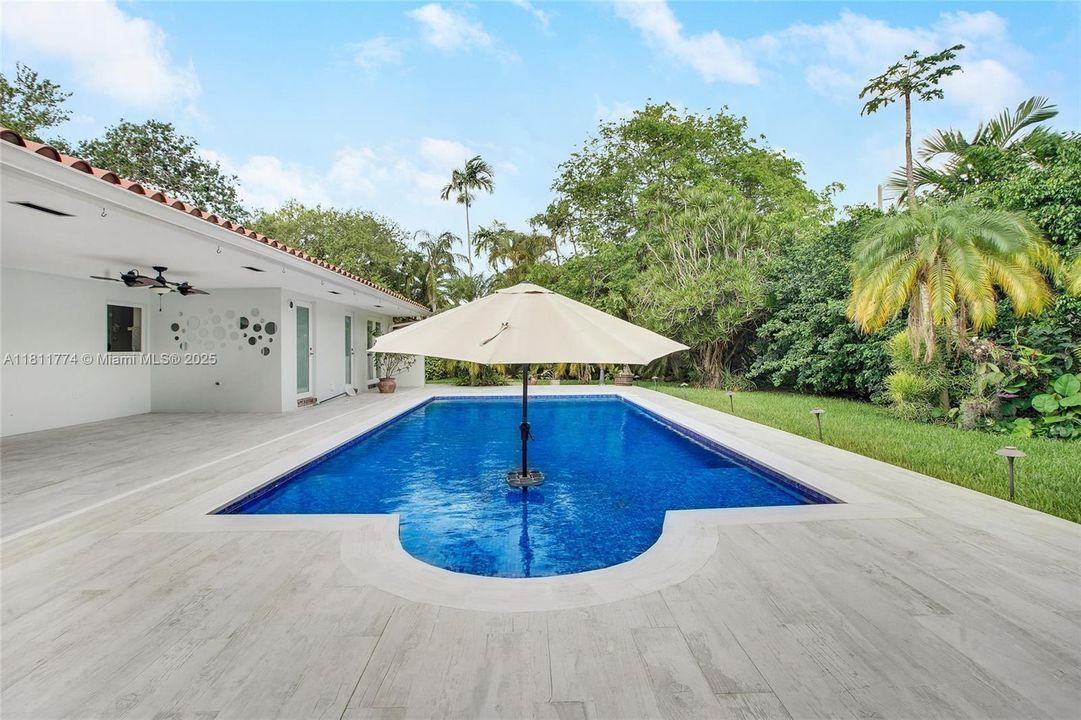 Pool beach w/umbrella slot