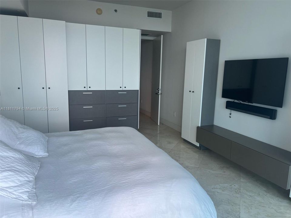 Recently Sold: $3,800,000 (1 beds, 1 baths, 1365 Square Feet)