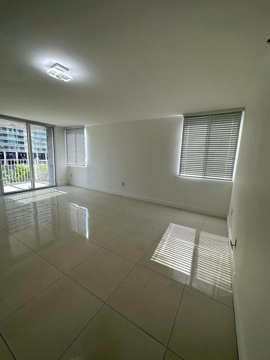 待售: $350,000 (2 贝兹, 2 浴室, 914 平方英尺)