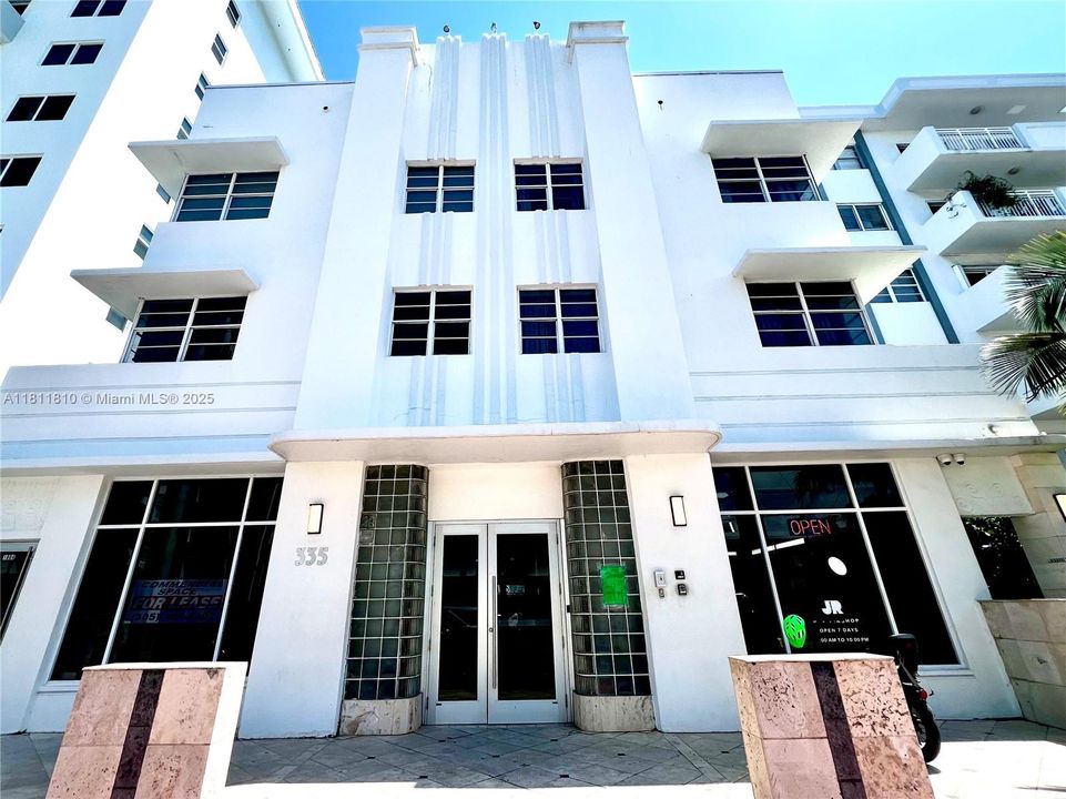 For Sale: $425,000 (1 beds, 1 baths, 410 Square Feet)