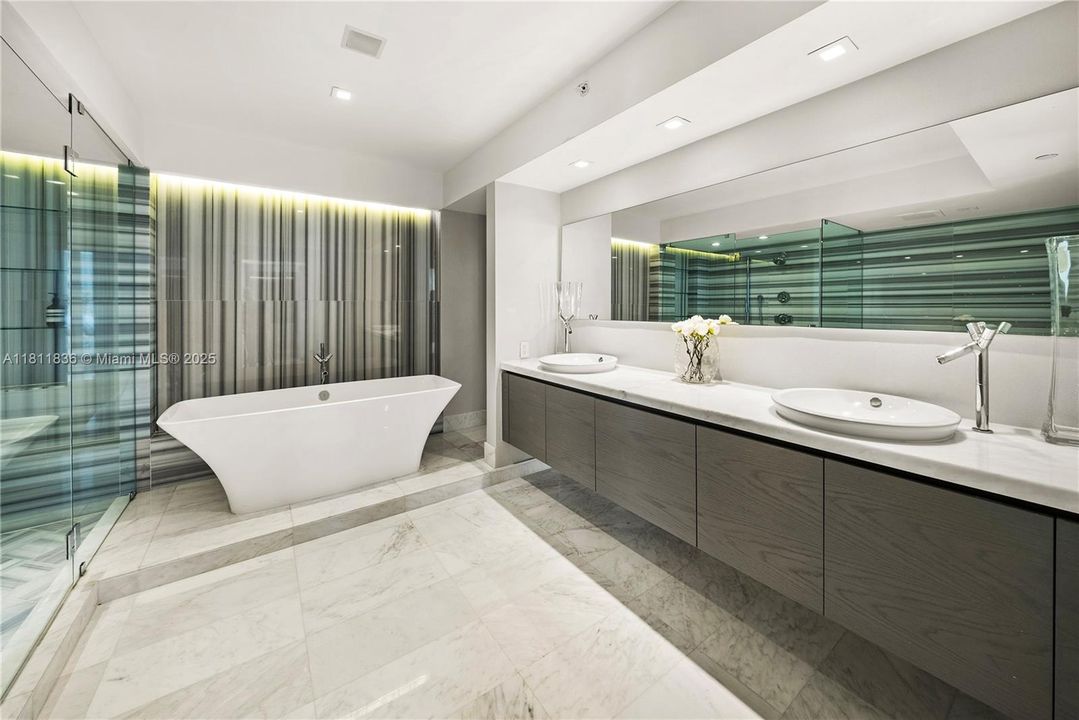 Recently Sold: $5,800,000 (4 beds, 4 baths, 3185 Square Feet)