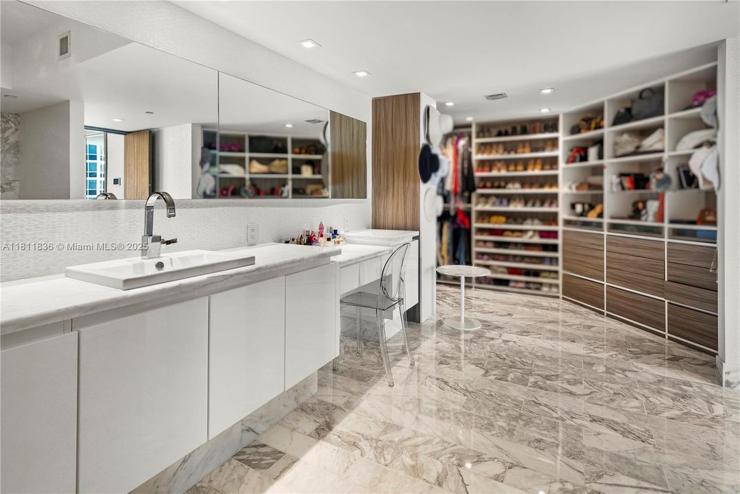 Recently Sold: $5,800,000 (4 beds, 4 baths, 3185 Square Feet)