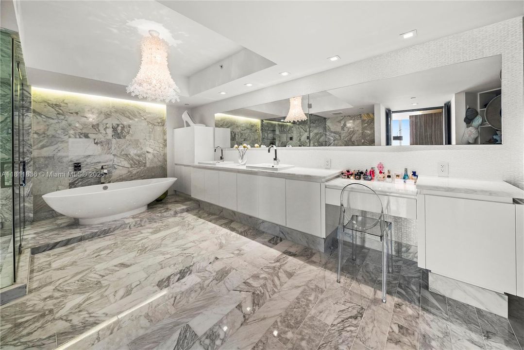 Recently Sold: $5,800,000 (4 beds, 4 baths, 3185 Square Feet)